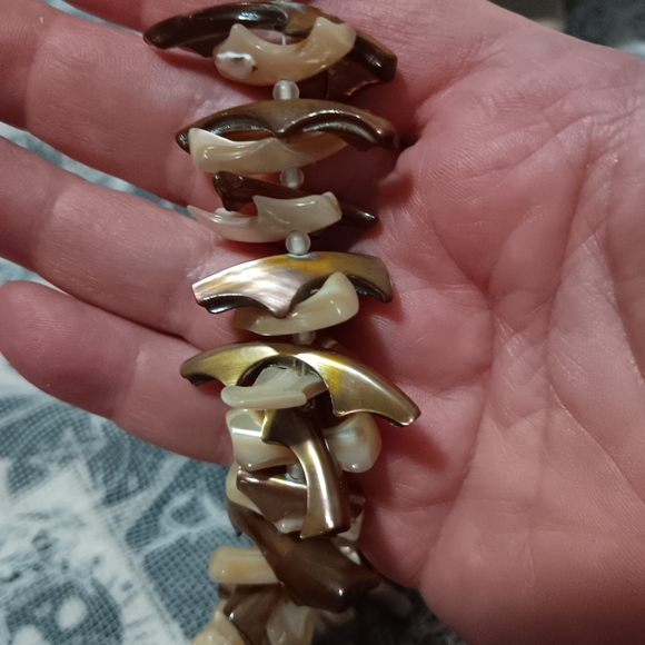 Vintage Abalone and Mother of Pearl Necklace - Picture 4 of 4